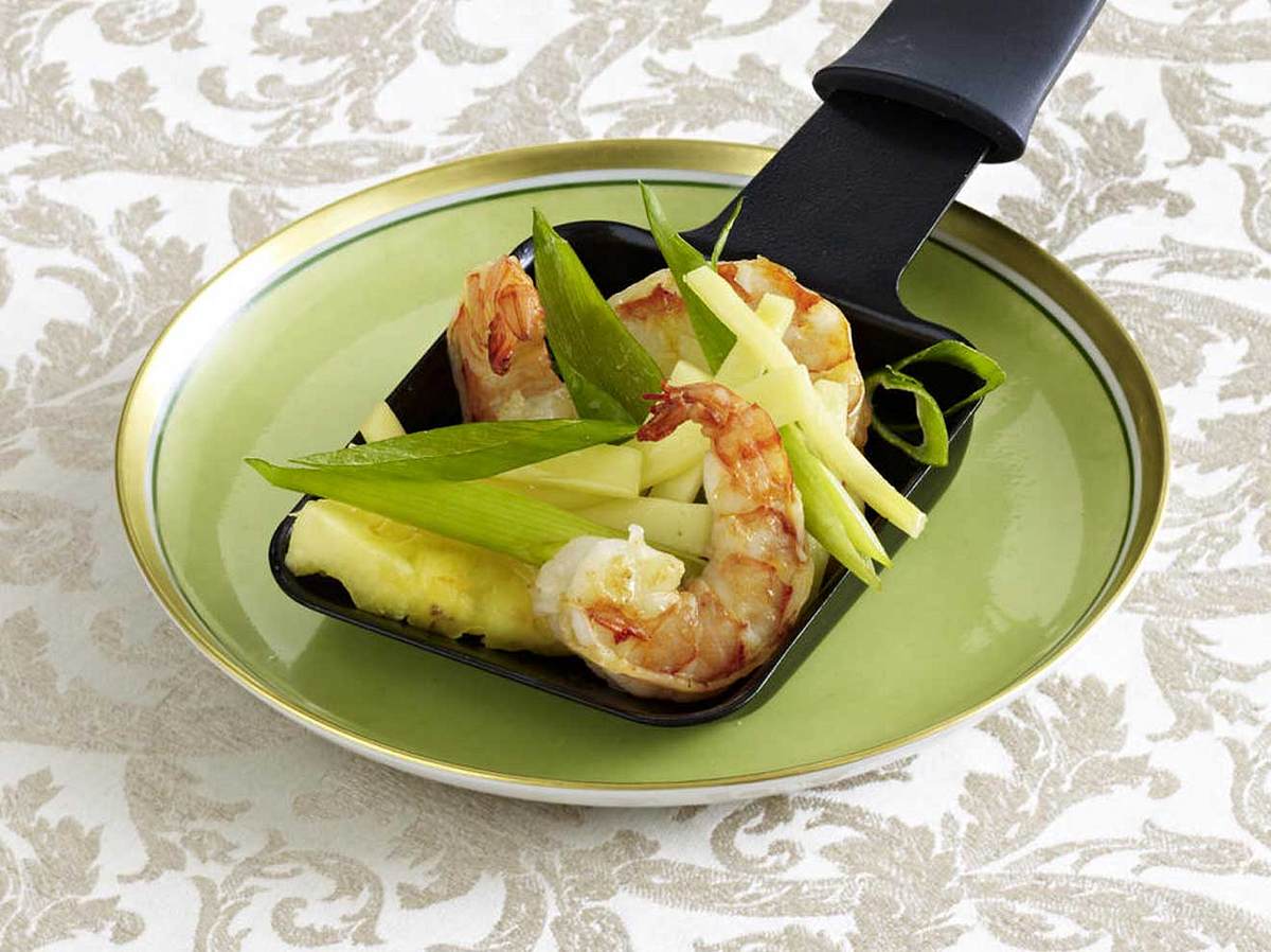 Asiatisch, low carb, lecker: Garnele trifft Mango auf dem Raclette.