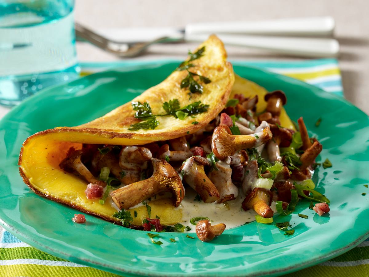 Low Carb Rezept: Omelette mit würziger Pfifferlingfüllung