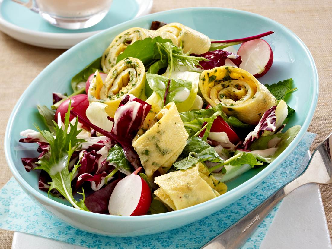 Low Carb Rezept: Salat mit Omelette-Schnecken Low Carb Rezept: Salat mit Omelette-Schnecken