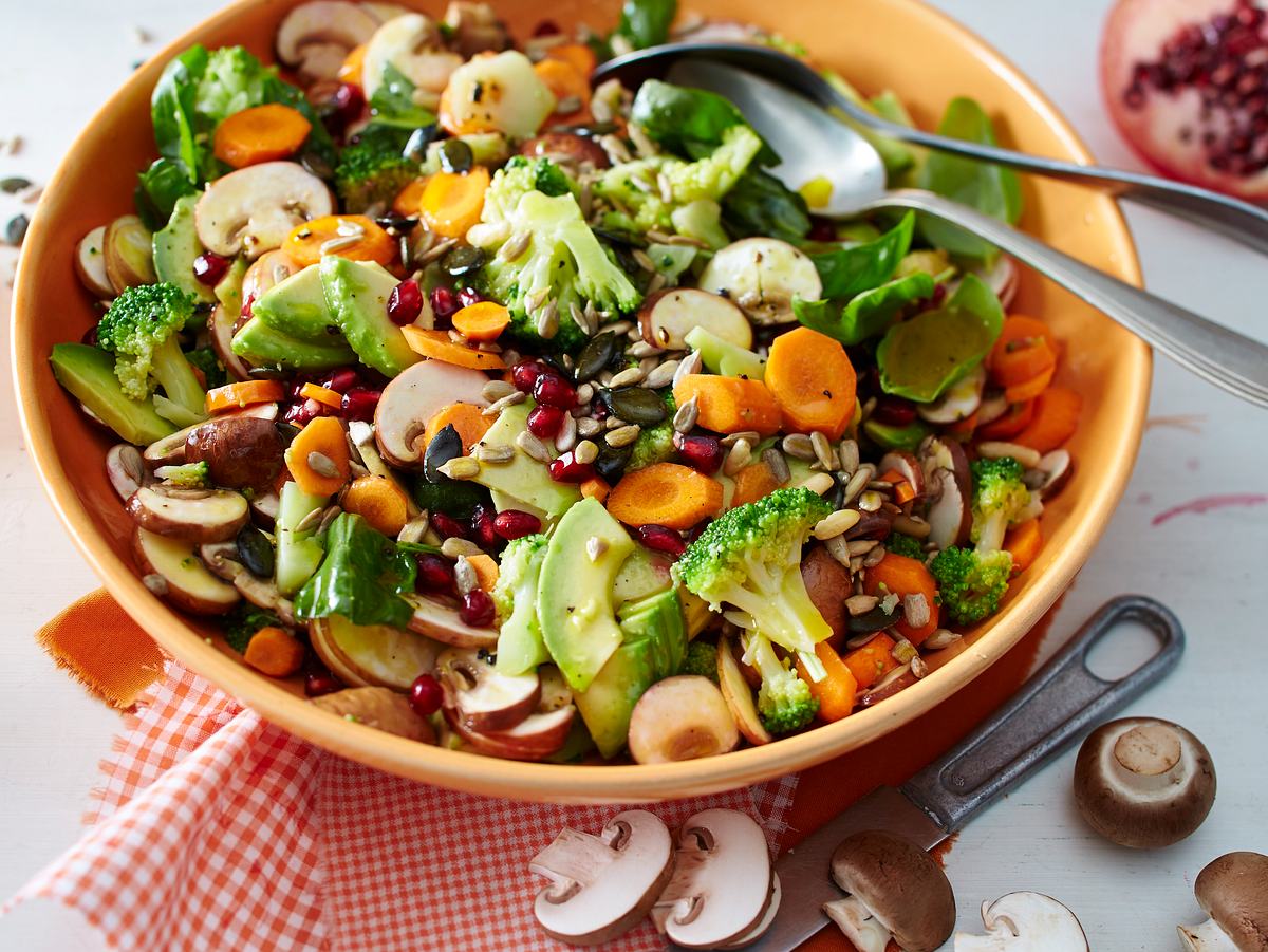 Low Carb Salat mit Brokkoli, Avocado und Karotten