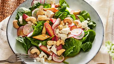 Low Carb Salat: Spinat-Salat mit Rhabarber und Radieschen - Foto: House of Food 