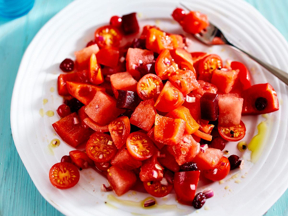 Low Carb Salat: Tomaten und Rote Bete mit Cranberries und Johannisbeeren