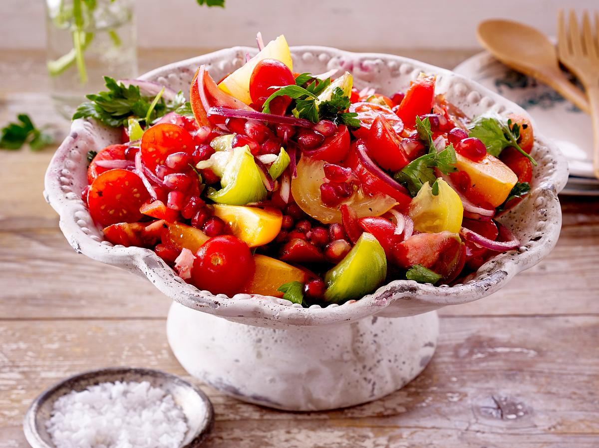 Low Carb Salat zum Grillen: Tomatensalat mit Granatapfelkernen