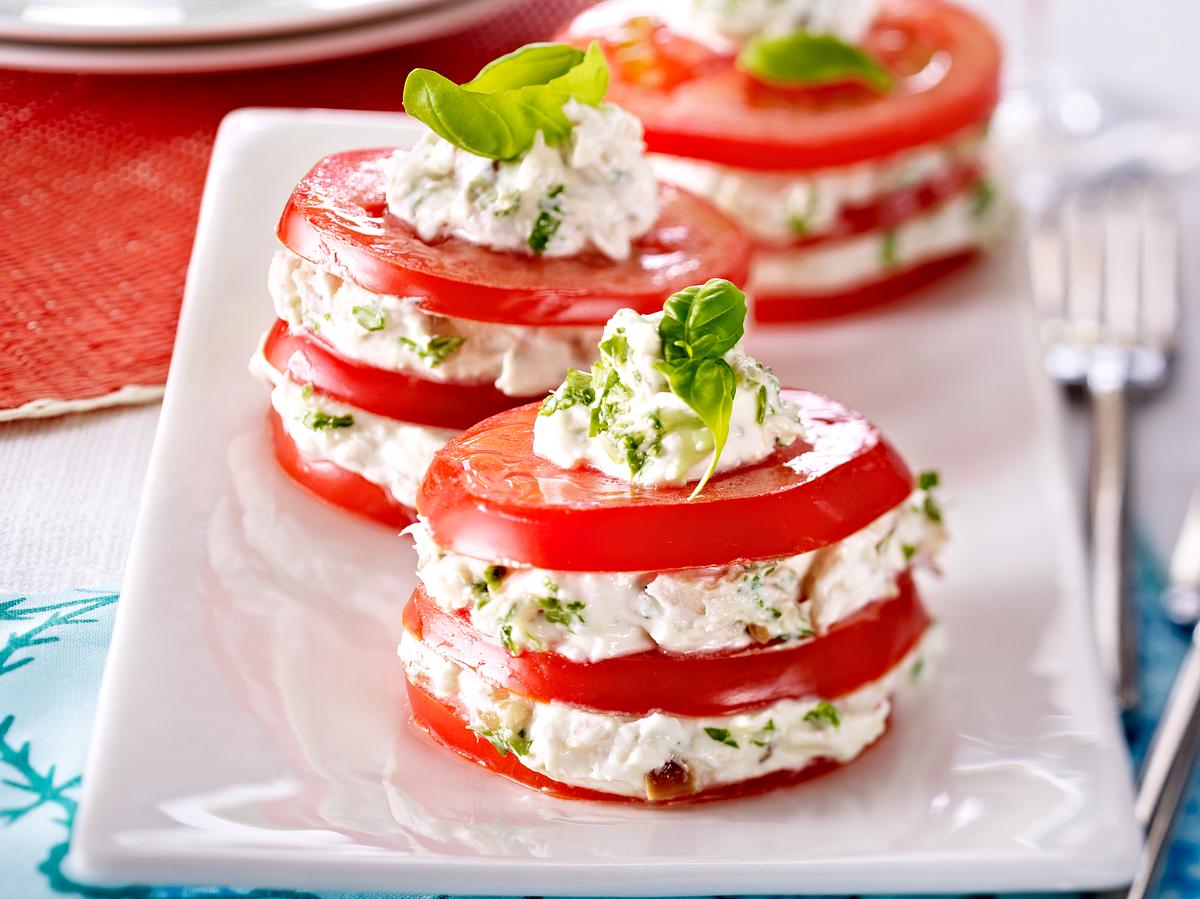 Low Carb Snack: Tomaten-Sardinen-Türmchen