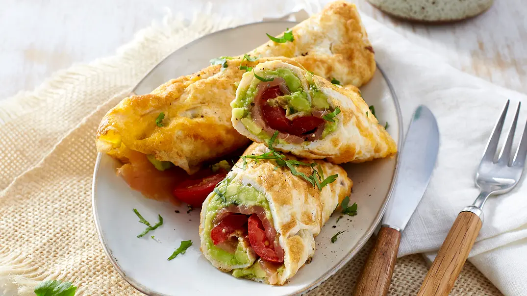 Low Carb Wrap mit Lachs und Avocado - Foto: Bauer Media Group