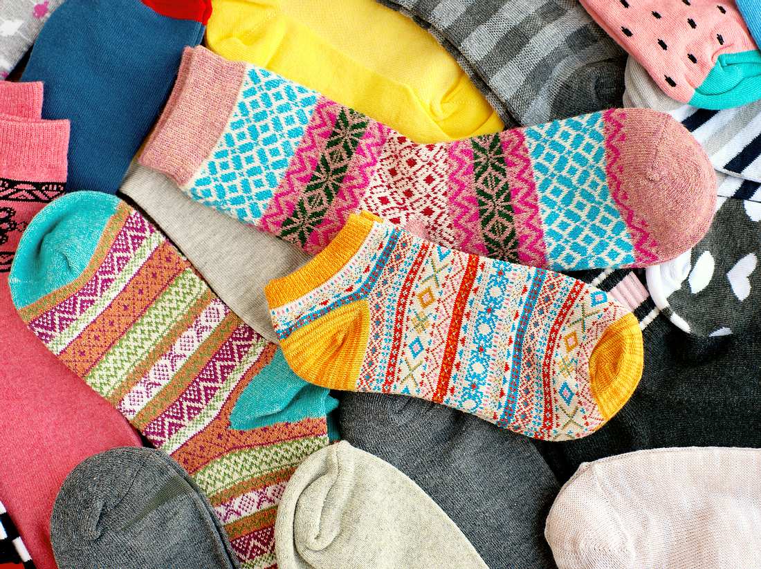 Lustige Socken in verschiedenen Farben