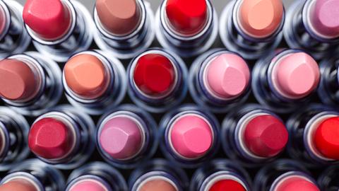 Lippenstifte in allen erdenklichen Farben- we love! - Foto: Getty Images/ Peter Dazeley