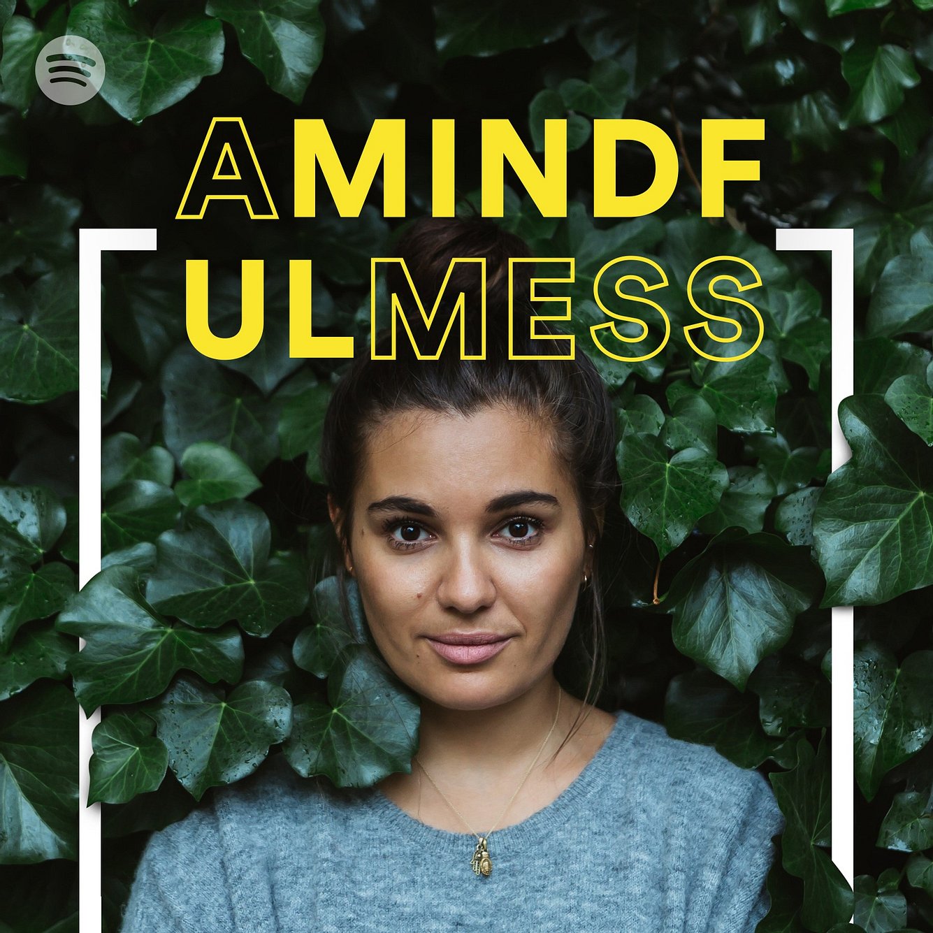 Madeleine Alizadeh spricht in ihrem Podcast über Achtsamkeit. Madeleine Alizadeh produziert den Podcast a mindful mess.