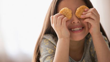 Schockierend! Mädchen ernährt sich 15 Jahren lang nur von Chicken Nuggets - Foto:  Jose Luis Pelaez Inc/Getty Images