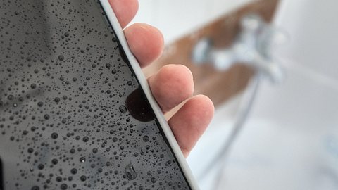 Mädchen (17) geht mit Handy in die Badewanne - Tot - Foto: iStock/marcoventuriniautieri/Symbolbild