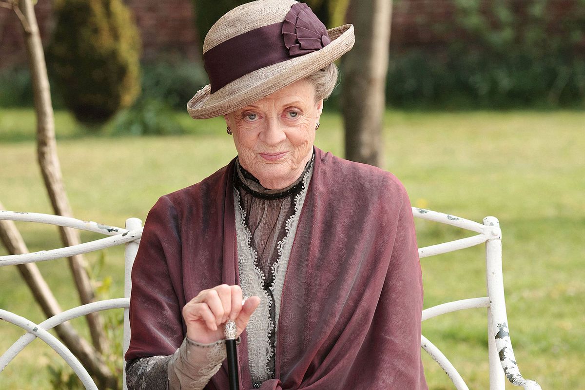 Maggie Smith als Gräfin Violet Crawley Eine schmunzelnde Maggie Smith als Gräfin Violet Crawley in der 2. Staffel von Downton Abbey.