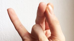 Finger Yoga ist eine ideale Möglichkeit, Stress im Alltag zu lösen. - Foto: privat