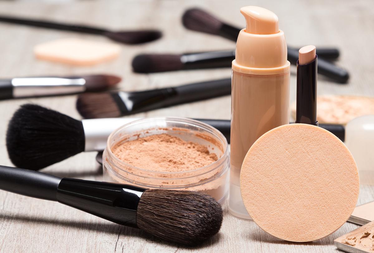 verschiedene make up produkte (foundation, puder, pinsel)