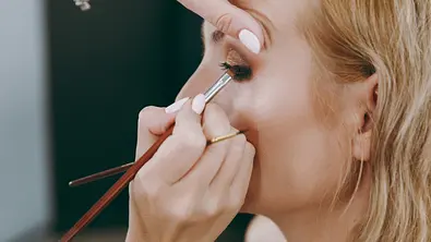 Das richtige Make-up für blonde Frauen ab 40 - Foto: iStock