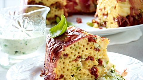 Makkaroniauflauf in seiner schönsten Form, als Torte! - Foto: House of Food / Bauer Food Experts KG