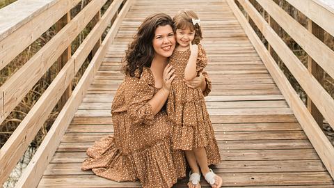 mama tochter outfit - Foto: Getty Images / Crystal Bolin Photography