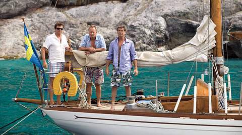 Colin Firth, Stellan Skarsgård und Pierce Brosnan auf einer Segelyacht im Film Mamma Mia - Foto: IMAGO / Ronald Grant