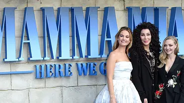 Abba-Outfits – how can we resist you? Diese Kostüme aus Mamma Mia 2 sind zu schön, um sie nicht nachzustylen. - Foto: Getty Images / Anthony Harvey Abba-Outfits – how can we resist you? Diese Kostüme aus Mamma Mia 2 sind zu schön, um sie nicht nachzustylen. - Foto: Getty Images / Anthony Harvey