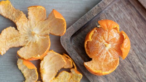 Mandarinen schälen war noch nie so einfach wie mit diesem Trick - Foto: yipengge/iStock