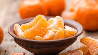 Mandarinenstücke in einer Schale - Foto: iStock