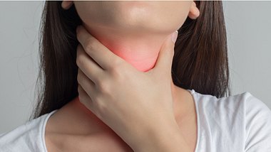 Mandelentzündung: Symptome der Entzündung sind Halsschmerzen und Schluckbeschwerden - Foto: bymuratdeniz/iStock
