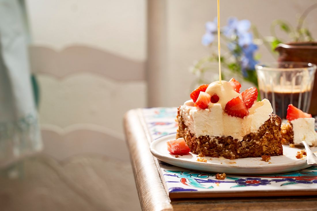 Mandelkuchen mit Frischkäsecreme und Erdbeeren Mandelkuchen mit Frischkäsecreme und Erdbeeren