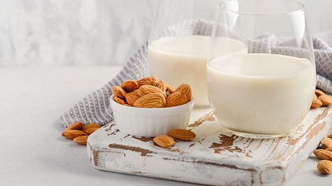 Mandelmilch selber machen kann so leicht sein. - Foto: JulijaDmitrijeva/iStock