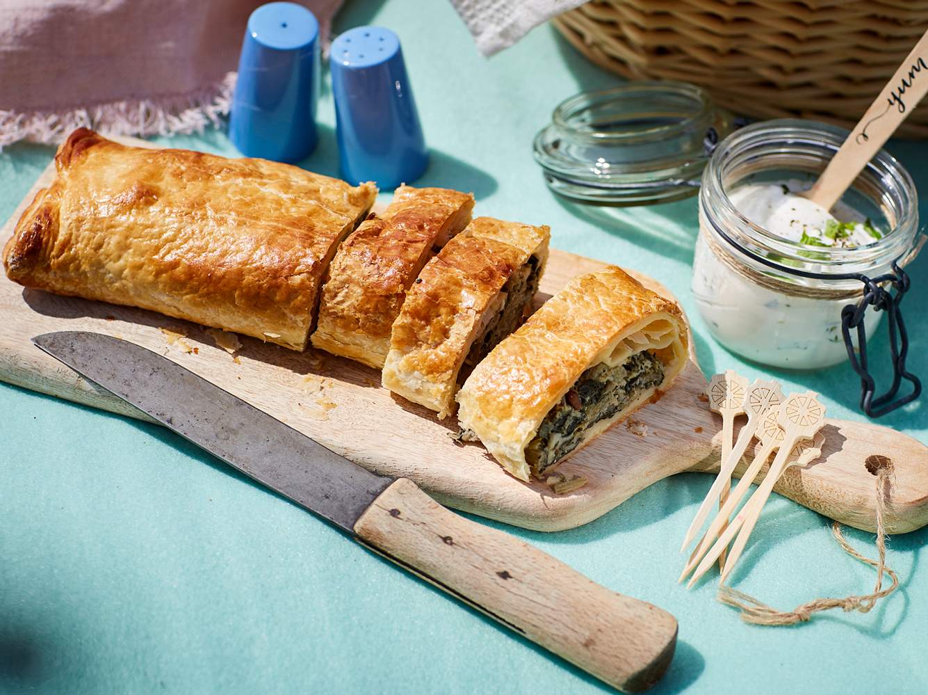 Die Blätterteig-Rolle ist der perfekte Picknick-Snack. Die Blätterteig-Rolle ist der perfekte Picknick-Snack.