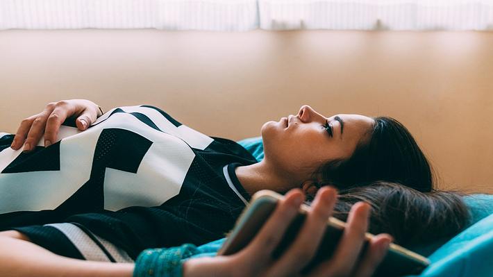 Liebe ist nicht immer einfach, aber einem Mann hinterherzulaufen führt nie zu etwas Gutem. Wir verraten, warum. - Foto: martin-dm / iStock