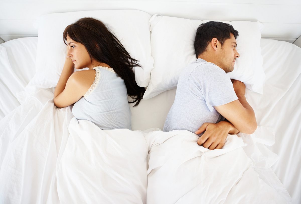 Wenn er statt Sex lieber zu Pornos masturbiert, kann das die Beziehung sehr belasten.