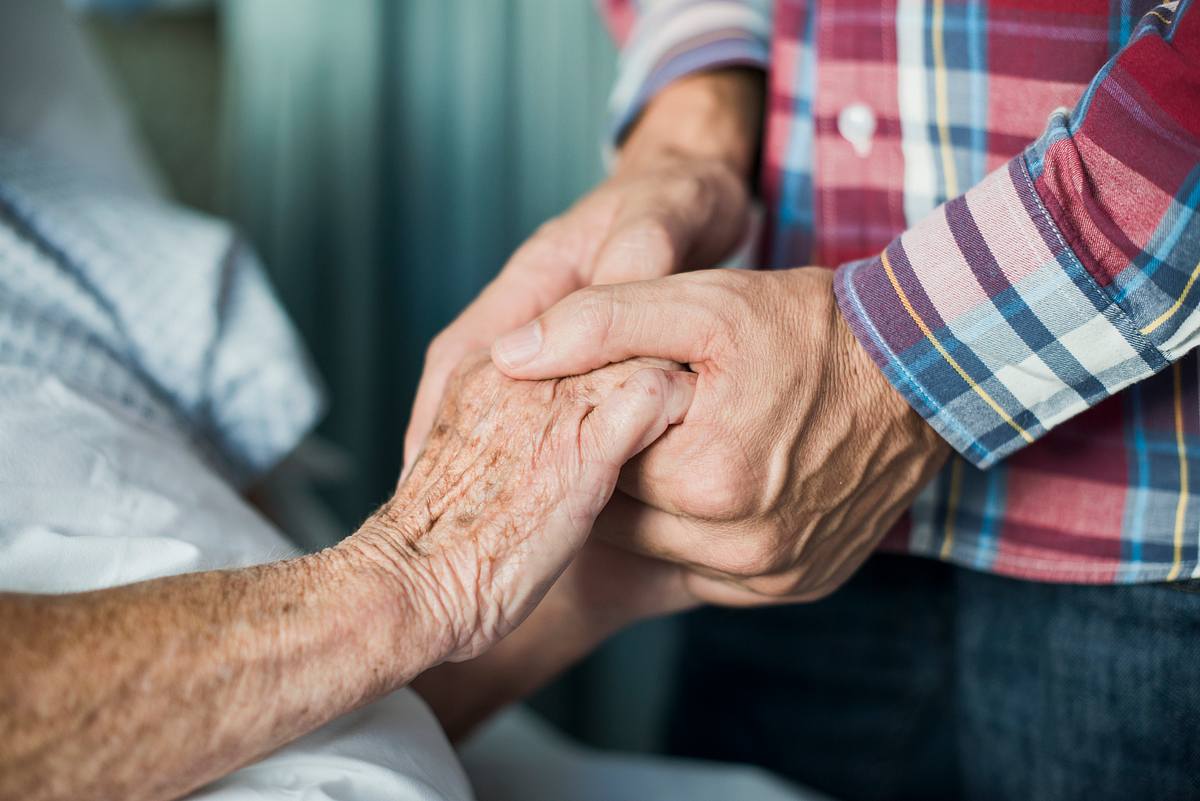 Liebevolles Zuhause statt Heim: Junger Mann lässt Seniorin bei sich einziehen (Symbolfoto).