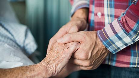 Liebevolles Zuhause statt Heim: Junger Mann lässt Seniorin bei sich einziehen (Symbolfoto). - Foto: Getty Images/Portra Images