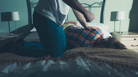 Sohn vergewaltigt seine eigene Mutter - und behauptet, er sei unschuldig - Foto: iStock