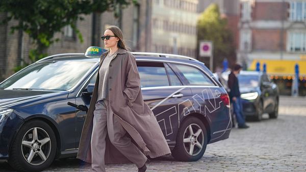 Mantel für kleine Frauen - Foto: GettyImages/Edward Berthelot / Kontributor