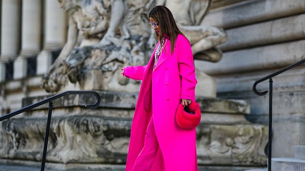 Dopamine-Dressing: Knallfarben sorgen für Farbexplosionen in unserer Wintermode - Foto:  Edward Berthelot/Getty Images