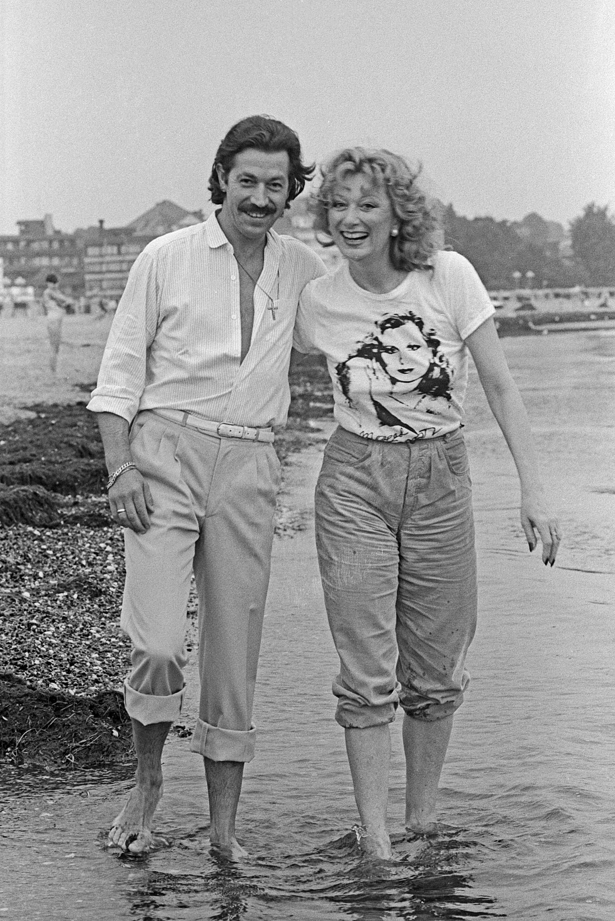 Margot Werner mit ihrem Ehemann Jochen Litt am Strand, ca. 1989.