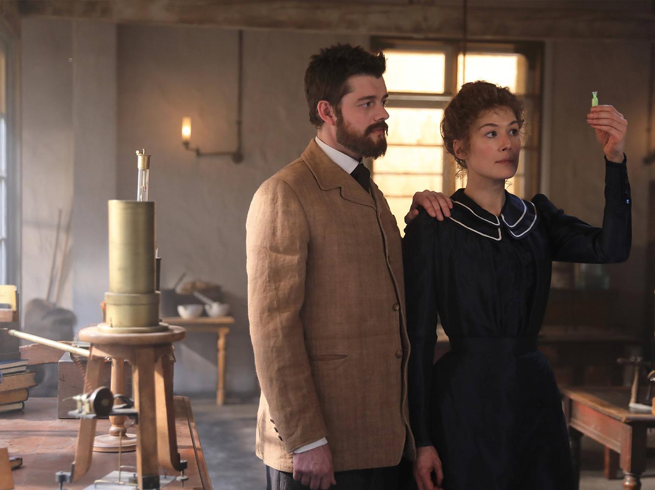 Marie Curie und ihr Mann Pierre werden gespielt von Rosamund Pike und Sam Riley. Marie Curie und ihr Mann Pierre werden gespielt von Rosamund Pike und Sam Riley.