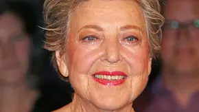 Nachdenklich rührt Marie-Luise Marjan in ihrer Kaffeetasse, dann offenbart sie einen Wunsch... - Foto: Tristar Media / Getty Images Nachdenklich rührt Marie-Luise Marjan in ihrer Kaffeetasse, dann offenbart sie einen Wunsch... - Foto: Tristar Media / Getty Images