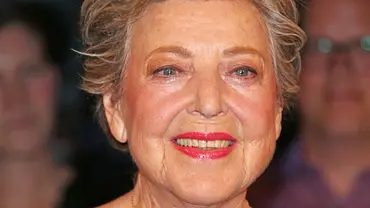 Nachdenklich rührt Marie-Luise Marjan in ihrer Kaffeetasse, dann offenbart sie einen Wunsch... - Foto: Tristar Media / Getty Images Nachdenklich rührt Marie-Luise Marjan in ihrer Kaffeetasse, dann offenbart sie einen Wunsch... - Foto: Tristar Media / Getty Images