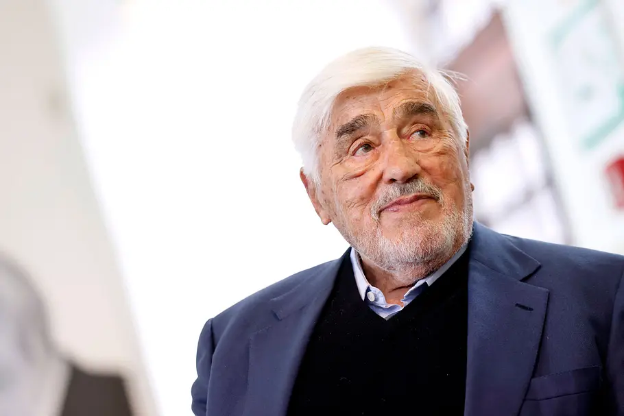 Mario Adorf Mario Adorf blickt verträumt.