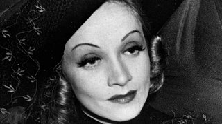 Marlene Dietrich wurde von den Menschen als Diva verehrt, doch privat hatte sie viele dunkle Seiten. - Foto: IMAGO / Ronald Grant