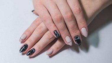 Der neue Nailtrend sind die Marmor Nägel. - Foto: iStock/Anna Volobueva