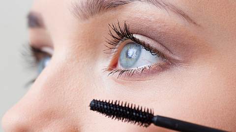 Diese Mascara macht deine Wimpern wirklich viel dichter - Foto: Istock