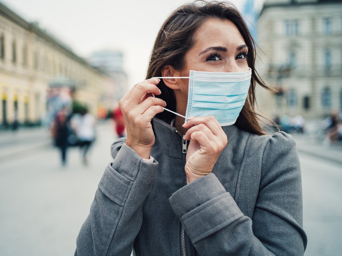 Frau trägt medizinische Maske