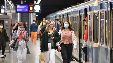 In Berlin kann ein Verstoß gegen die Maskenpflicht richtig teuer werden. - Foto: imago images / Sven Simon