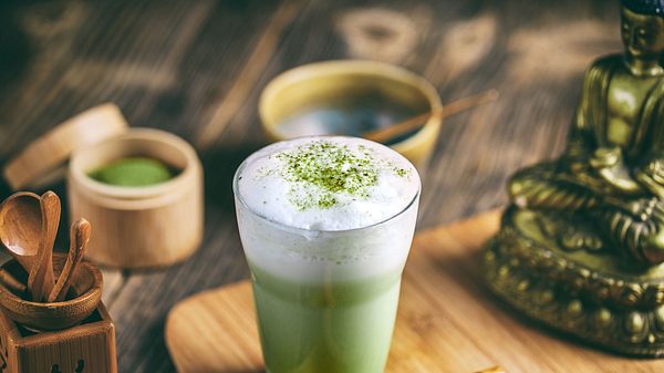 Die Matcha Latte ist die grüne Alternative zum Latte macchiato. - Foto: iStock/grafvision