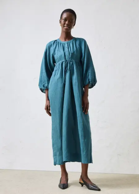 Frau in Maxikleid aus reinem Leinen von Bonprix in Farbe pfeffergrün