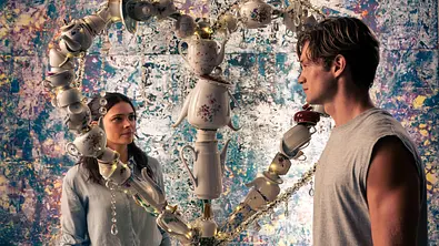 Ruby (Harriet Herbig-Matten) und James (Damian Hardung) schauen sich in die Augen. - Foto: © Prime Video / Stephan Rabold