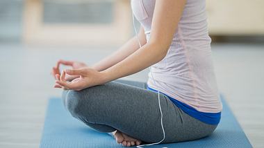 Welche Meditations-Apps helfen wirklich beim Abschalten? Wir verraten es. - Foto: iStock/FatCamera
