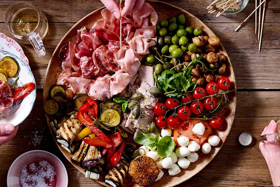 Mediterrane Snackplatte: Bunte Anti-Pasti Auswahl Mediterrane Snackplatte: Bunte Anti-Pasti Auswahl